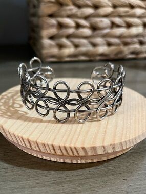 VINTAGE SILVERTONE OPEN WEAVE WIRE CUFF BRACELET